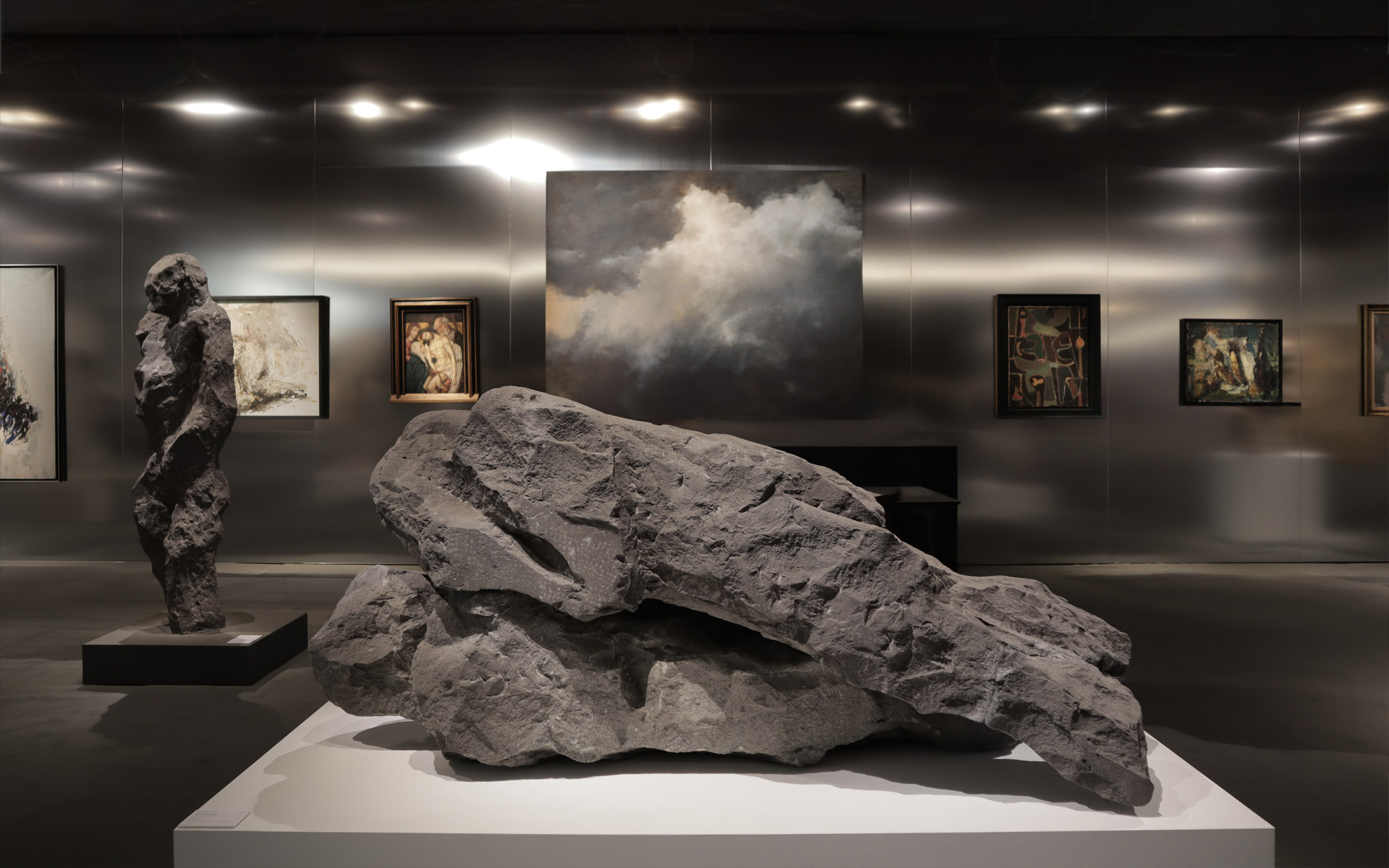BRAFA Liggende sculptuur voor spiegelende wanden in de BRAFA-stand van Francis Maere