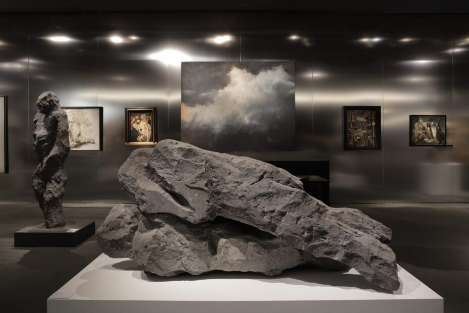 Stand op kunstbeurs BRAFA voor Francis Maere Fine Arts met sculpturen en schilderijen