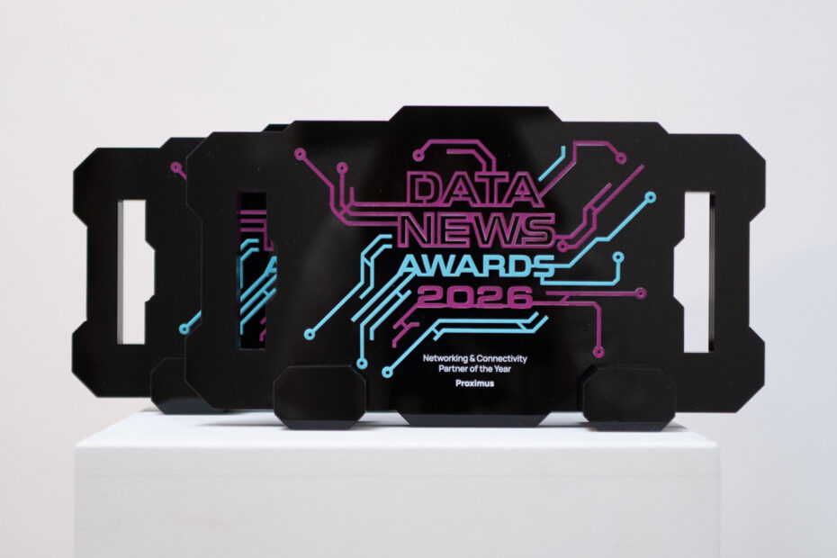 Trofee op maat voor de Datanews Awards 2026 met printplaatmotief in roze en blauw