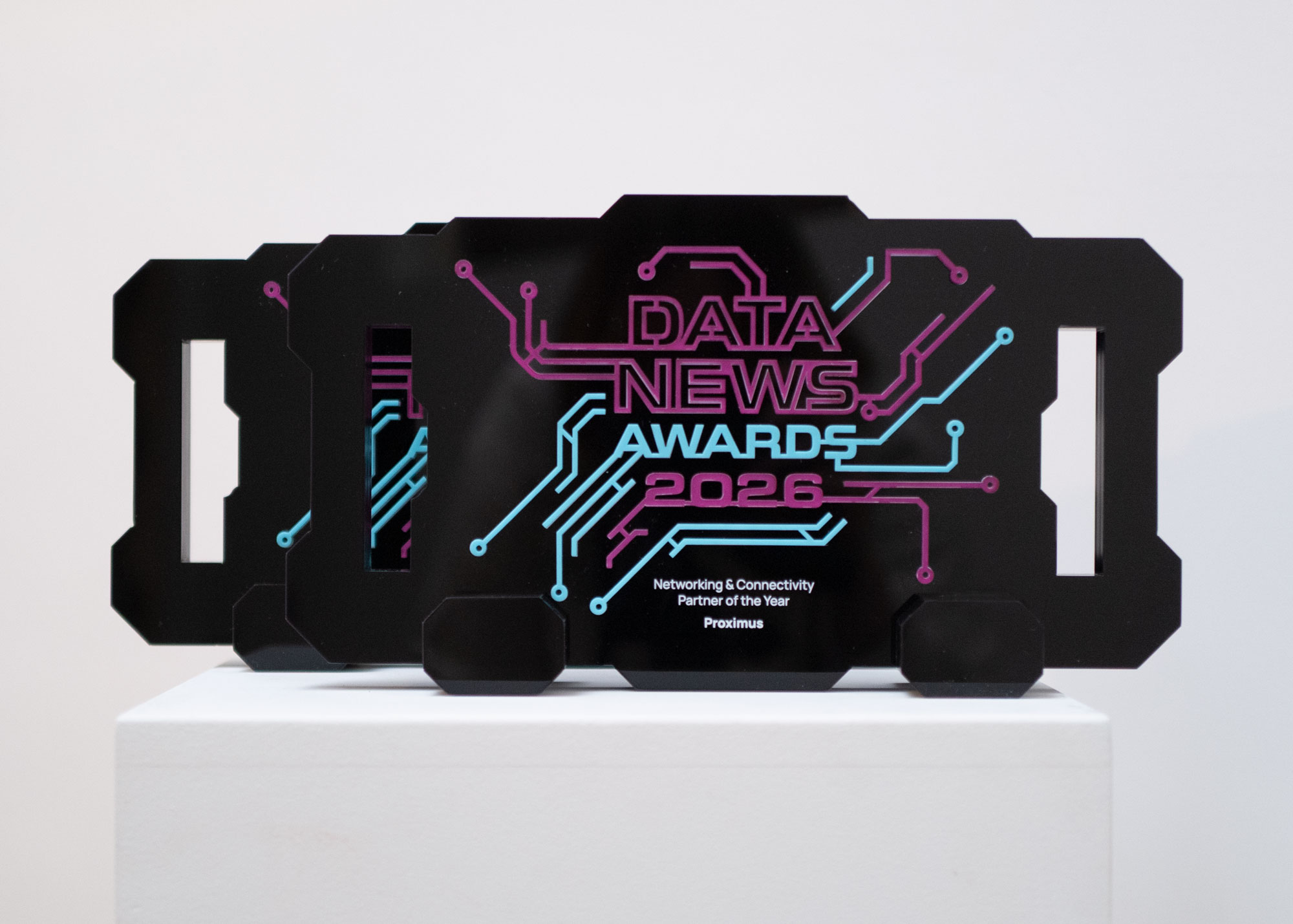 Trofee op maat voor de Datanews Awards 2026 met printplaatmotief in roze en blauw