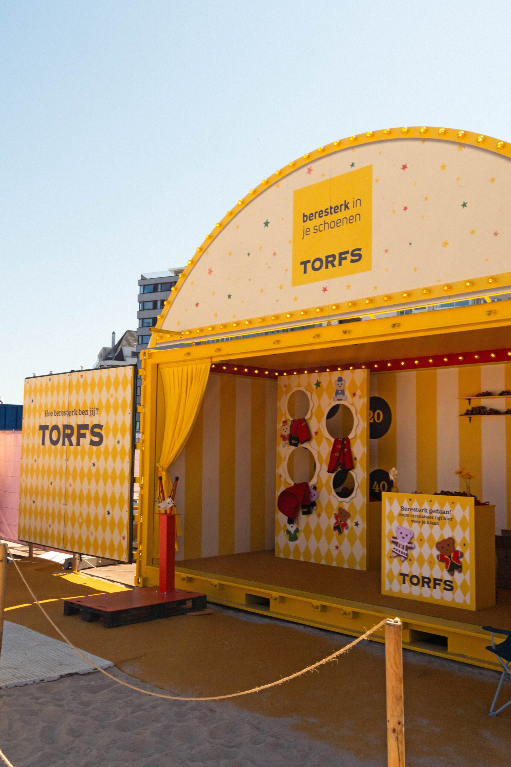 Zijaanzicht van de omgebouwde Torfs-container met krachtmeter op Circus Camille