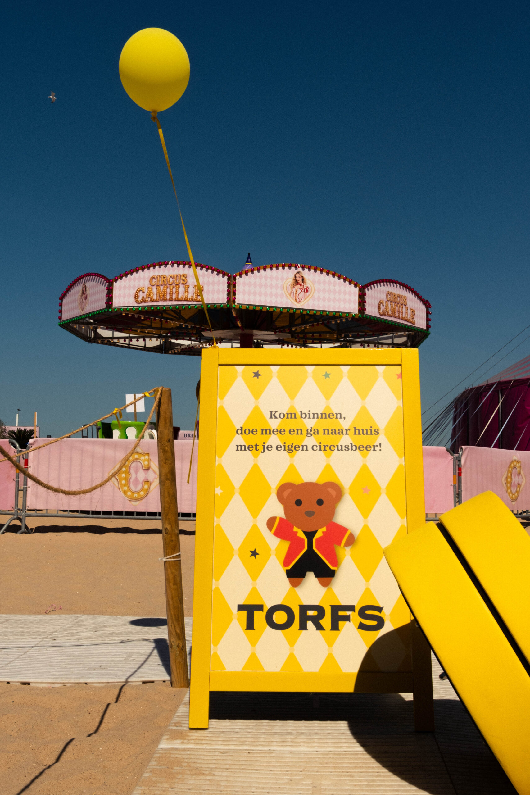 DSCF0169 Geel Torfs-bord met circusbeer voor de zweefmolen van Circus Camille