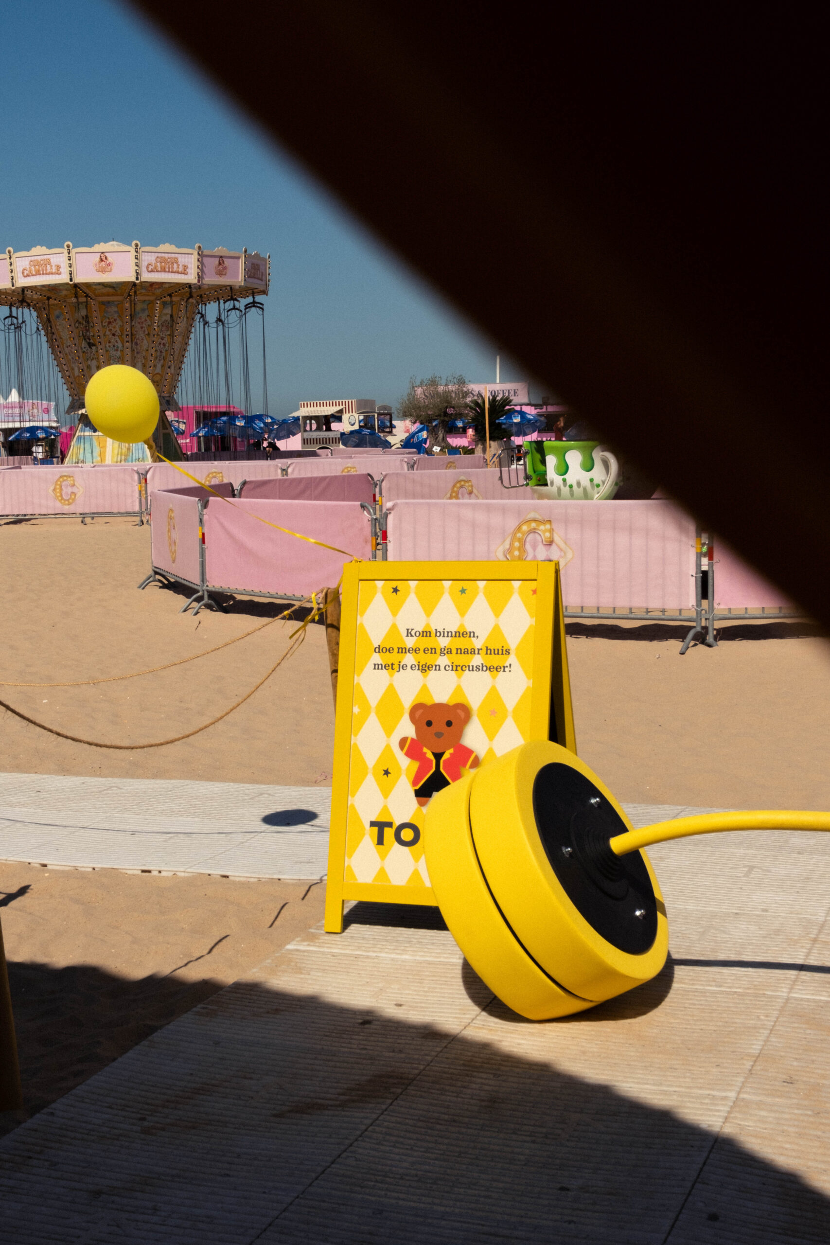 DSCF0211 Torfs-bord met circusbeer en gele halter in het zand van Oostende