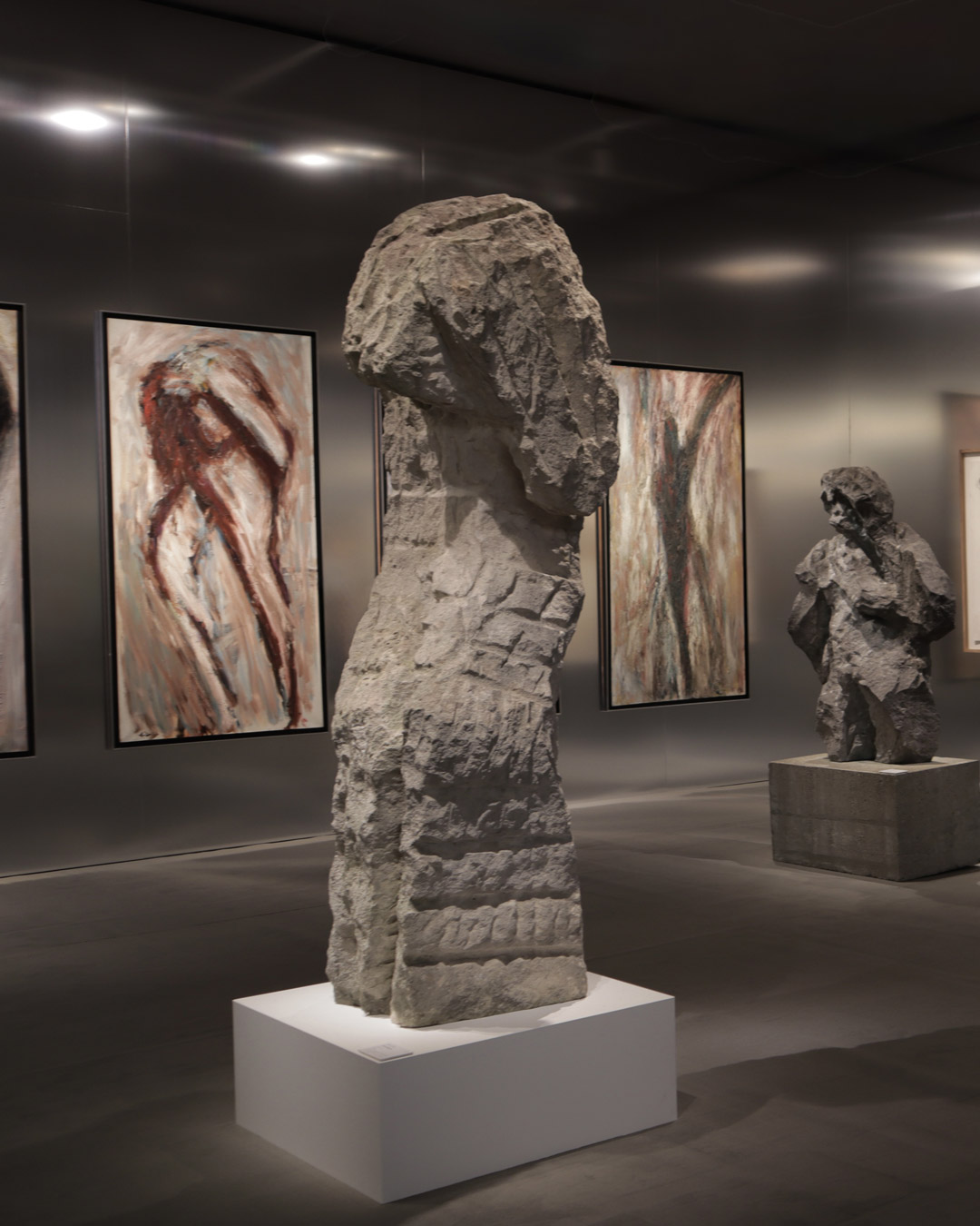 DUBBEL_2a Staande sculpturen en schilderijen in de stand van Francis Maere op BRAFA