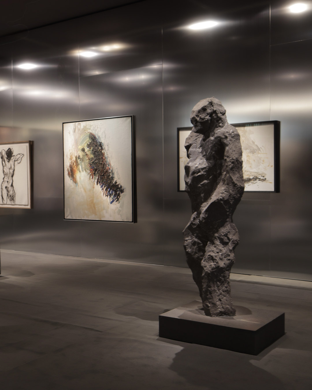 DUBBEL_2b Sculptuur en abstracte schilderijen tegen een glanzende wand op BRAFA