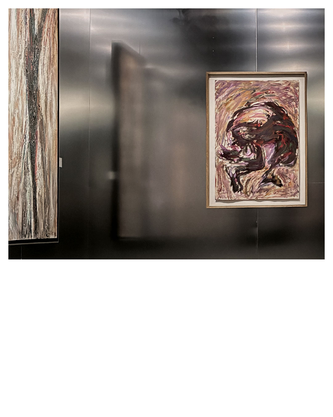HORIZONTAL_BRAFA2 Schilderij aan een spiegelende wand in de BRAFA-stand van Francis Maere