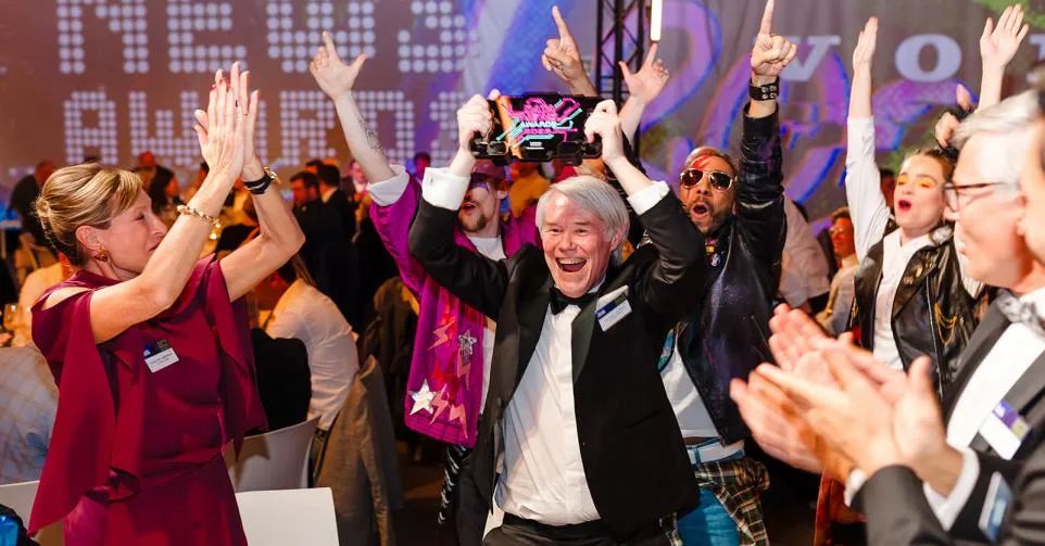 WhatsApp Image 2026-05-28 at 12.05.14 Winnaar houdt de Datanews Award omhoog tijdens de uitreiking